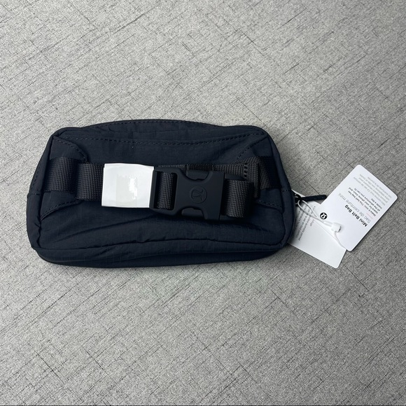 Lululemon Black Mini Belt Bag Crossbody Bag Sling Bag Nwt - Picture 8 of 8